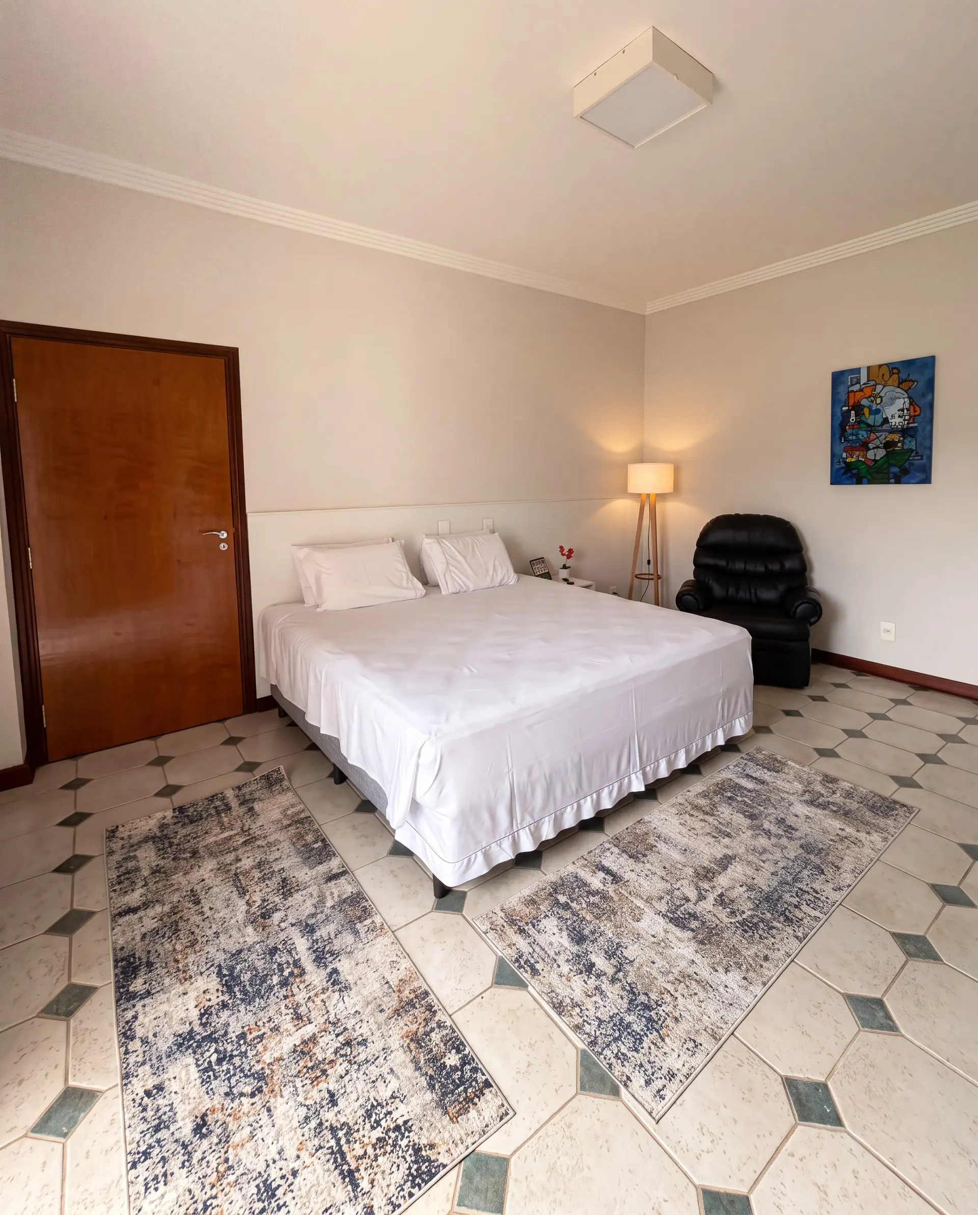 Suíte premium do Spa Recovery, com cama king e poltrona