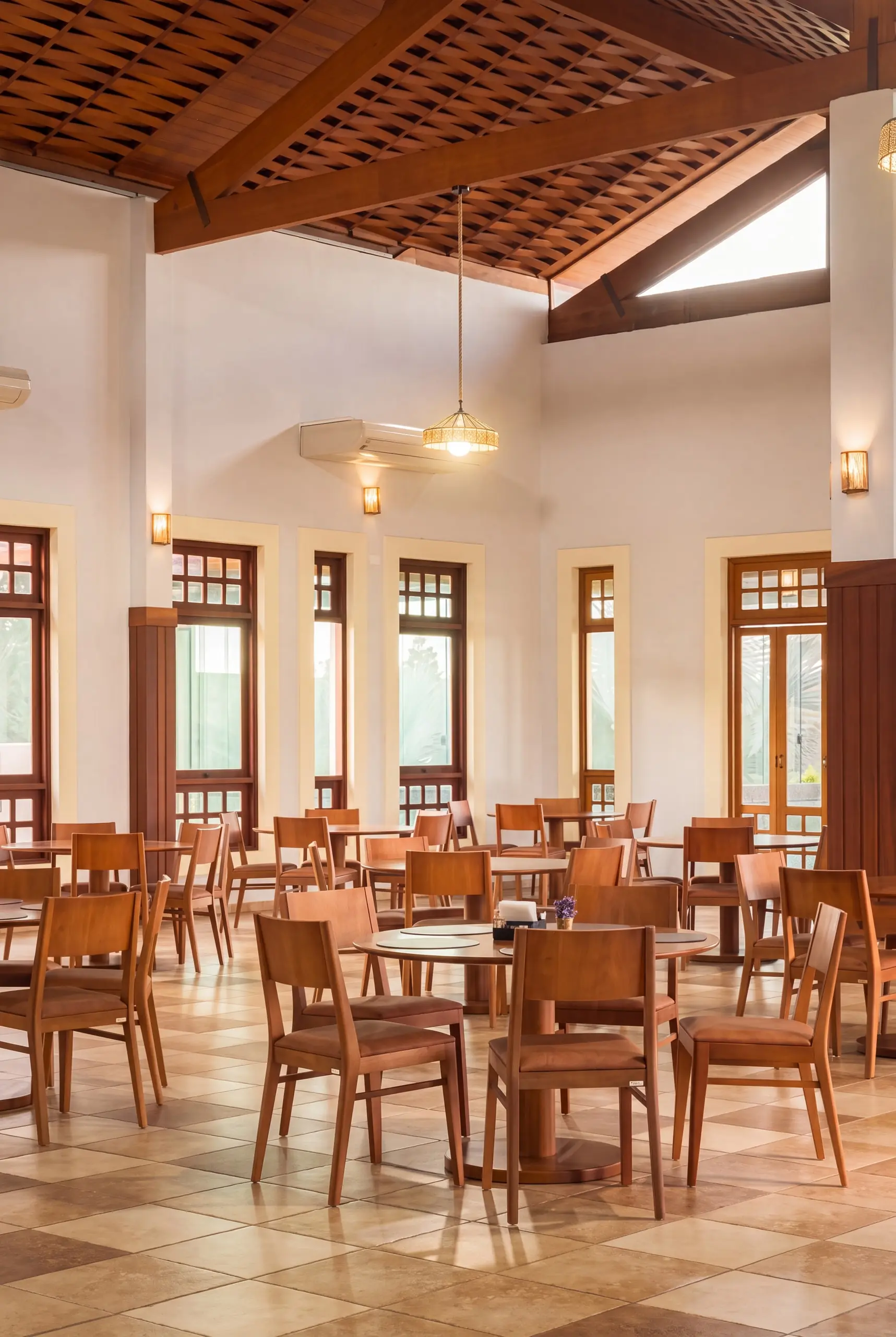 Restaurante do Spa Recovery, com mesas postas